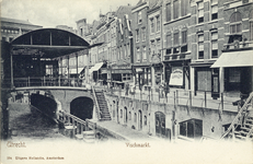 1541 Gezicht op de Vismarkt te Utrecht met links de Kalisbrug over de Oudegracht.